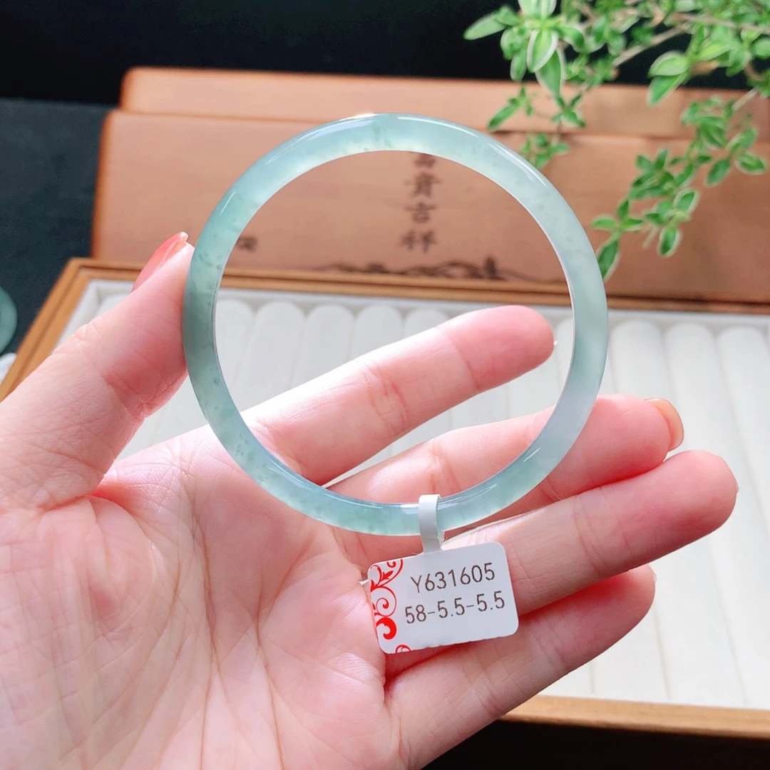 未镶嵌手镯（圆镯）翡翠