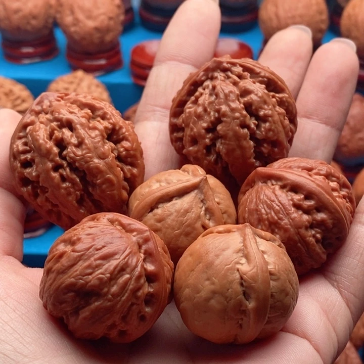 一***一核桃精品文玩核桃手捻水波龙纹三棱胖头陀