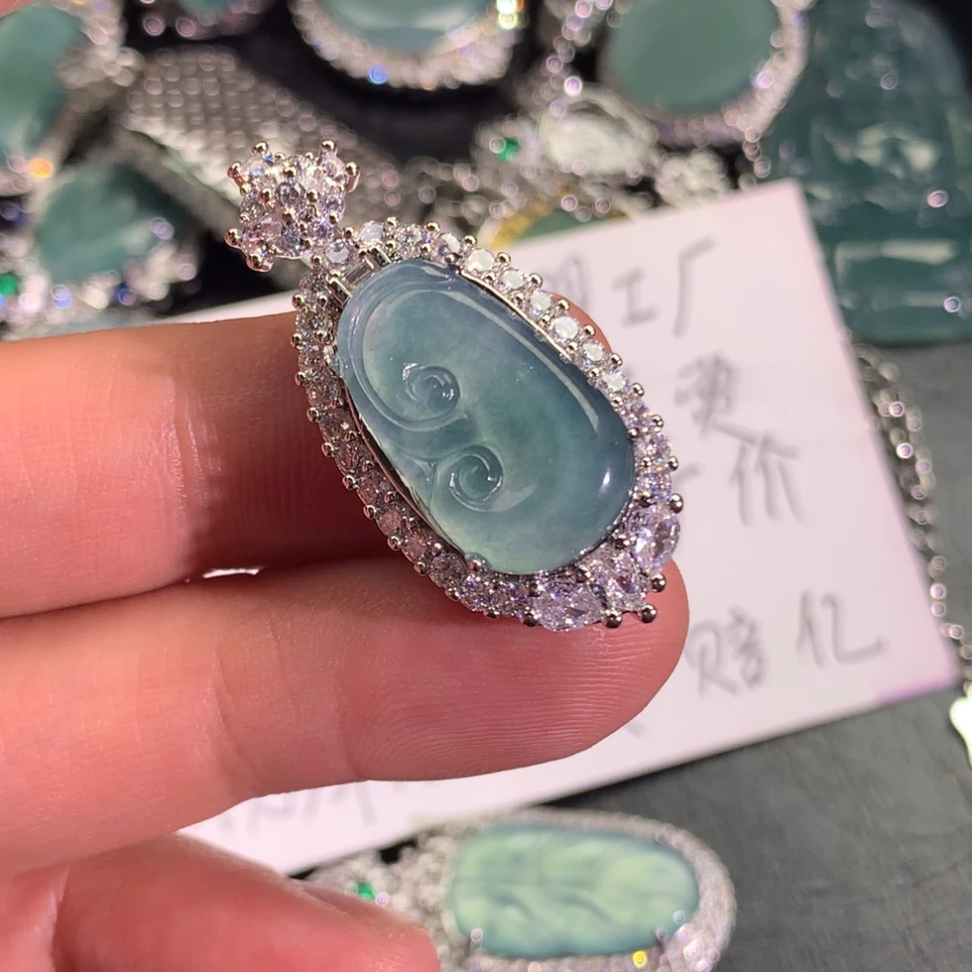 翡翠颈饰未镶嵌如意