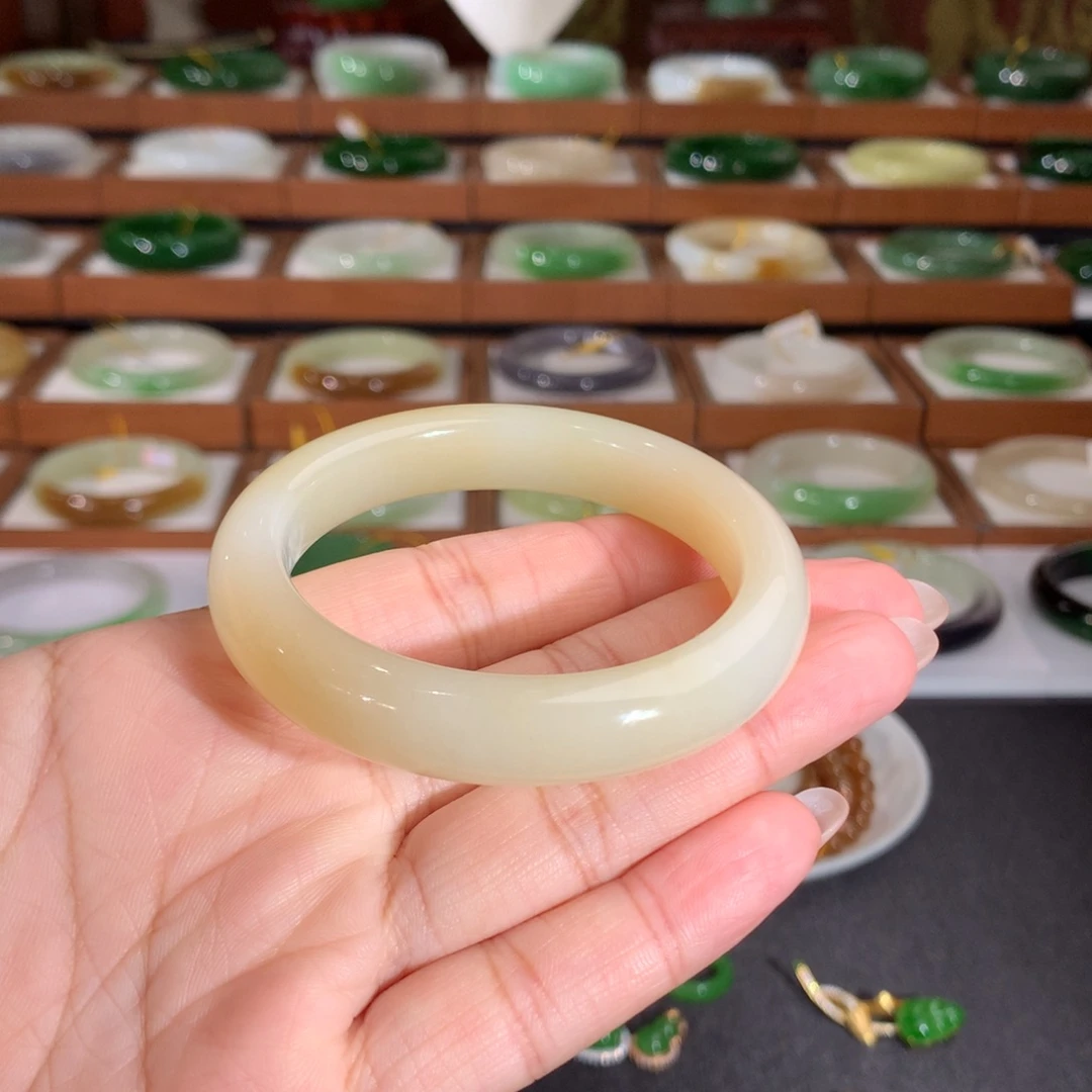 和田玉未镶嵌手镯