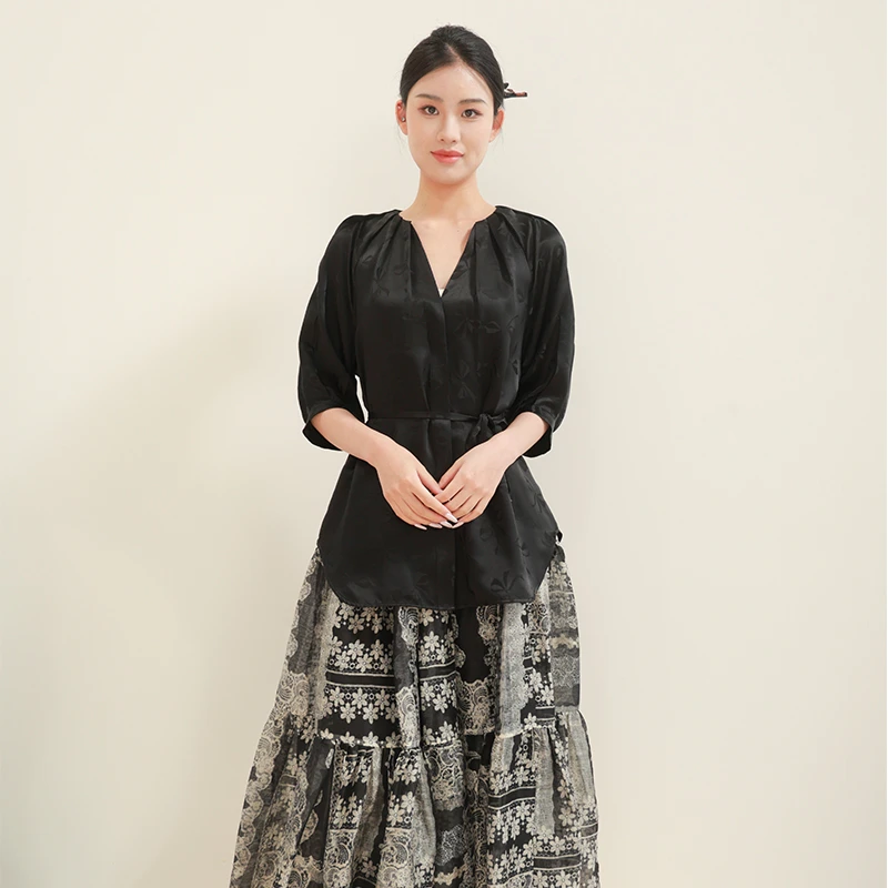 19姆米蝴蝶结满蚕真丝提花桑波缎打褶圆领小V衬衣252275-1-2