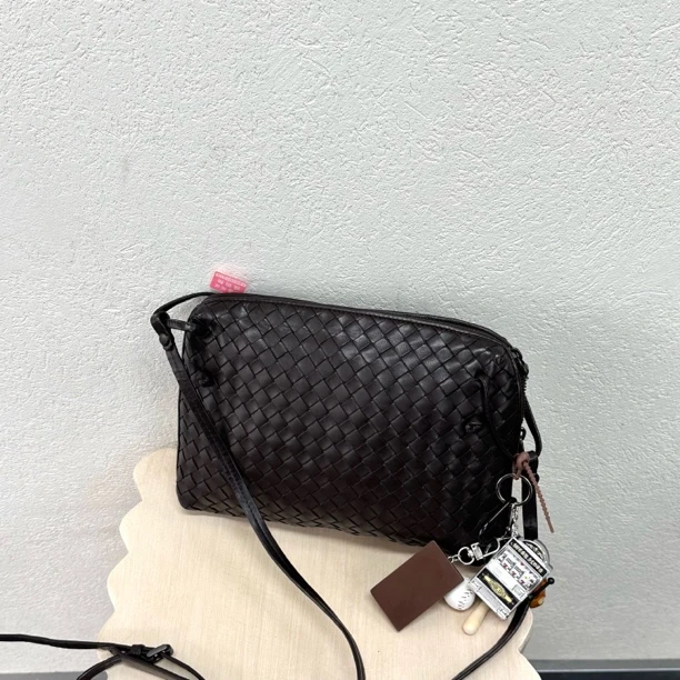 95新 BOTTEGA VENETA/葆蝶家 乌木棕编织方块豆腐斜挎包  118756