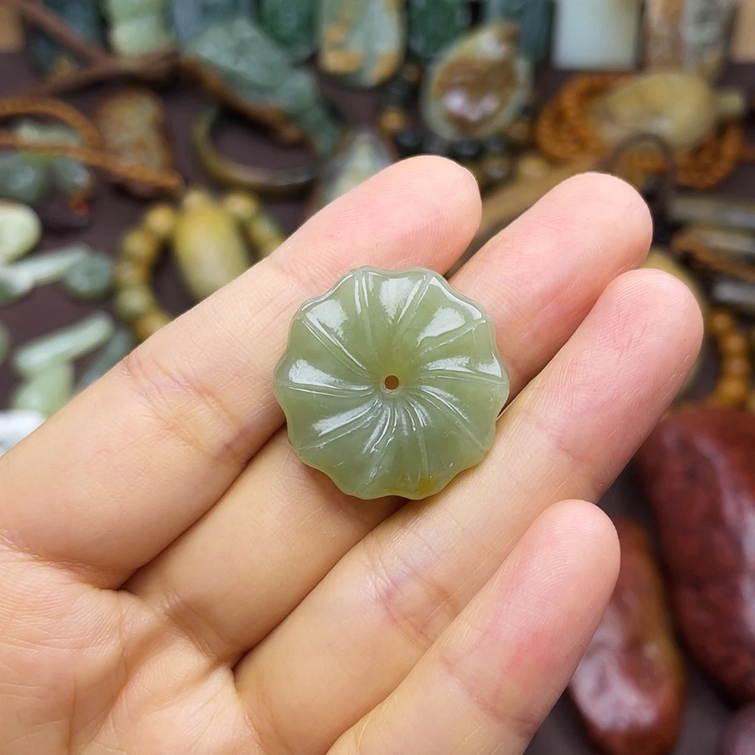 颈饰未镶嵌岫岩河磨玉（透闪石质玉）