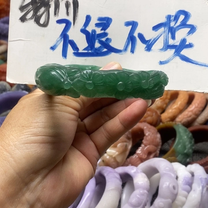 未镶嵌手镯石英质玉（佘太翠）