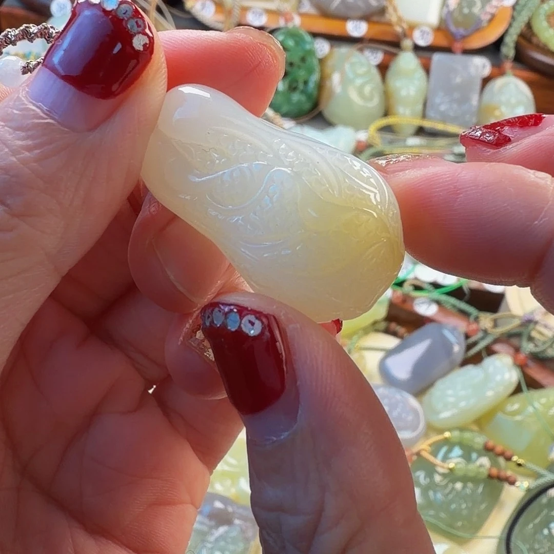 永***丽和田玉未镶嵌颈饰