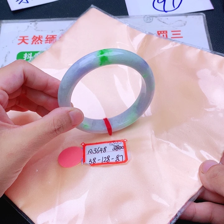 翡翠手镯未镶嵌翡翠