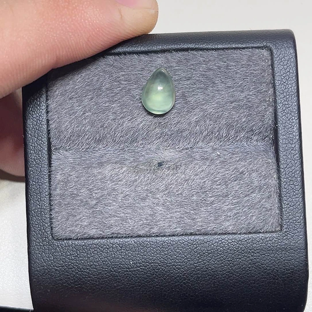 葡萄石未镶嵌笔搁裸石2克拉左右