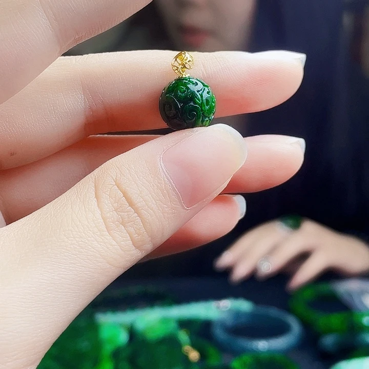 翡翠18K金镶嵌颈饰多样性
