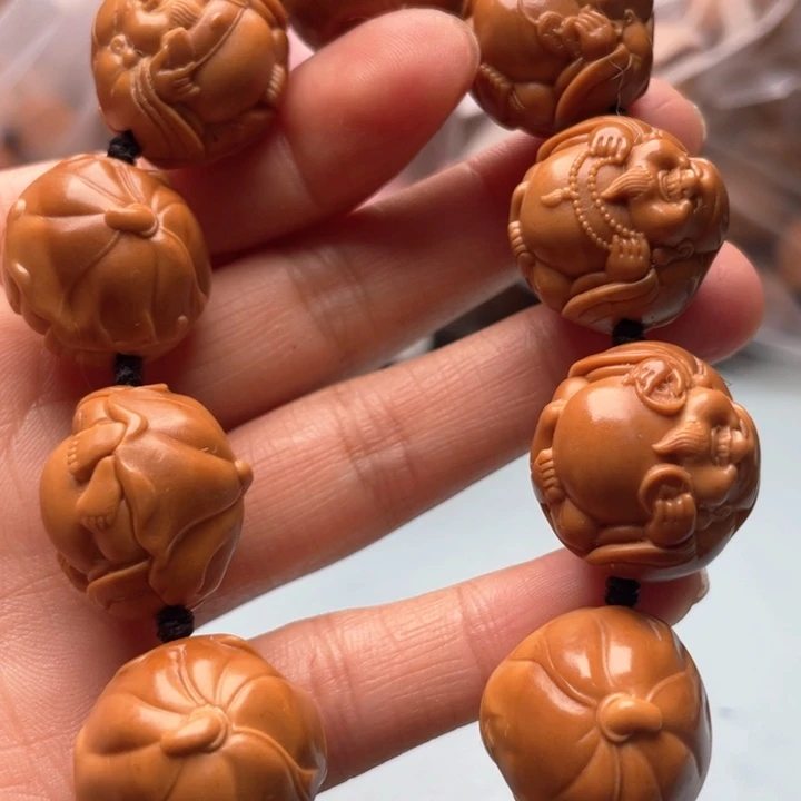 橄榄核吊坠退****中雕刻艺术