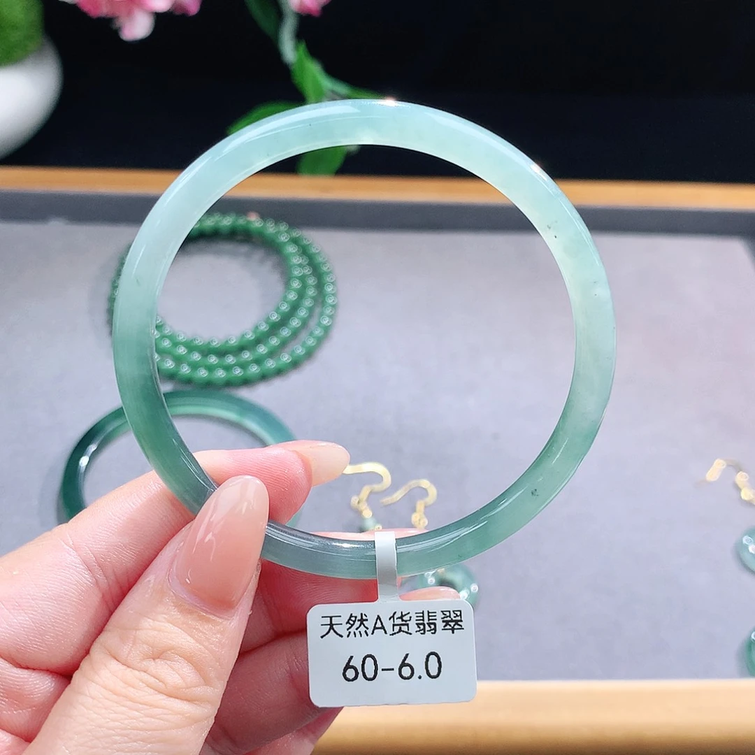 未镶嵌手镯（圆镯）翡翠