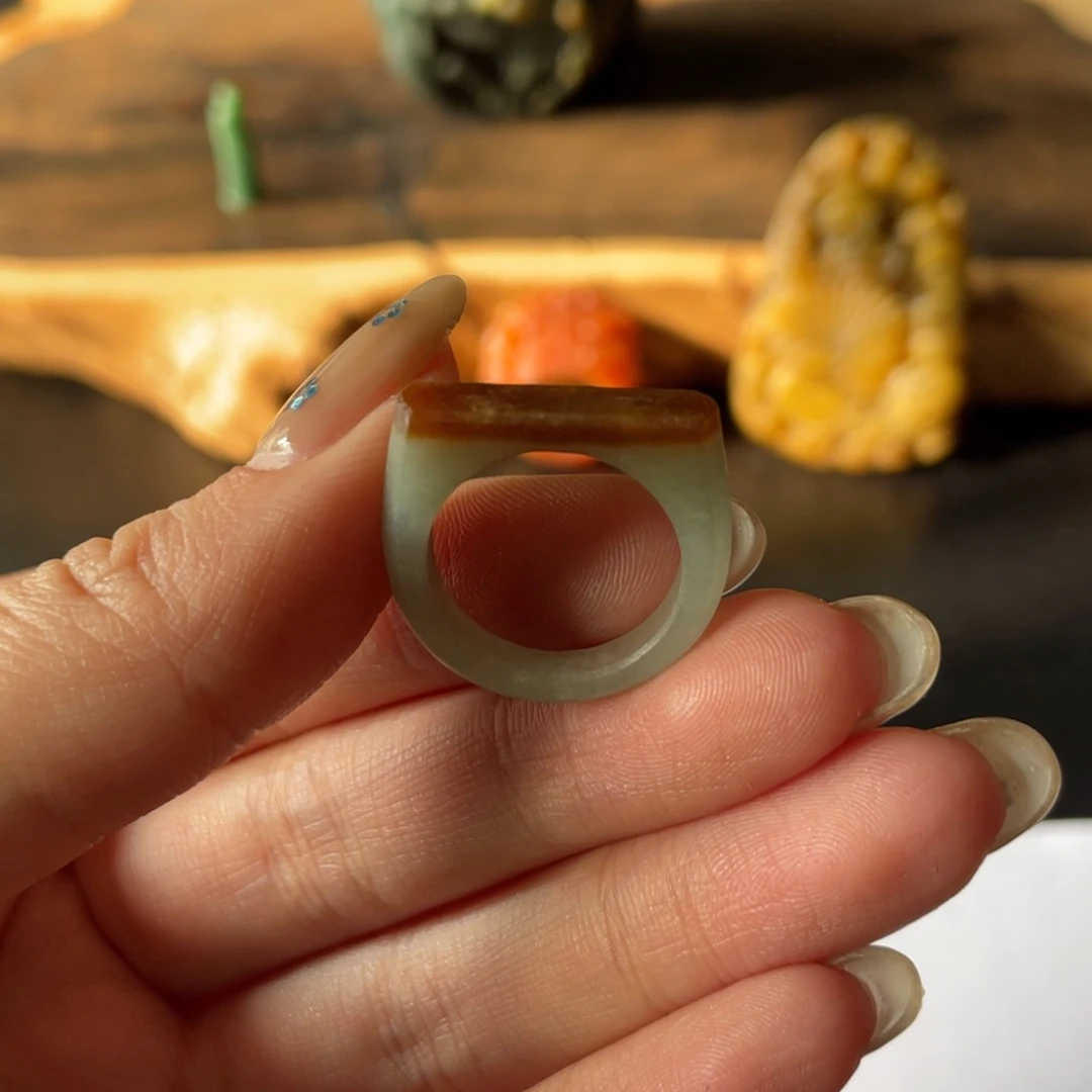 未镶嵌定制翡翠冰红马鞍戒指