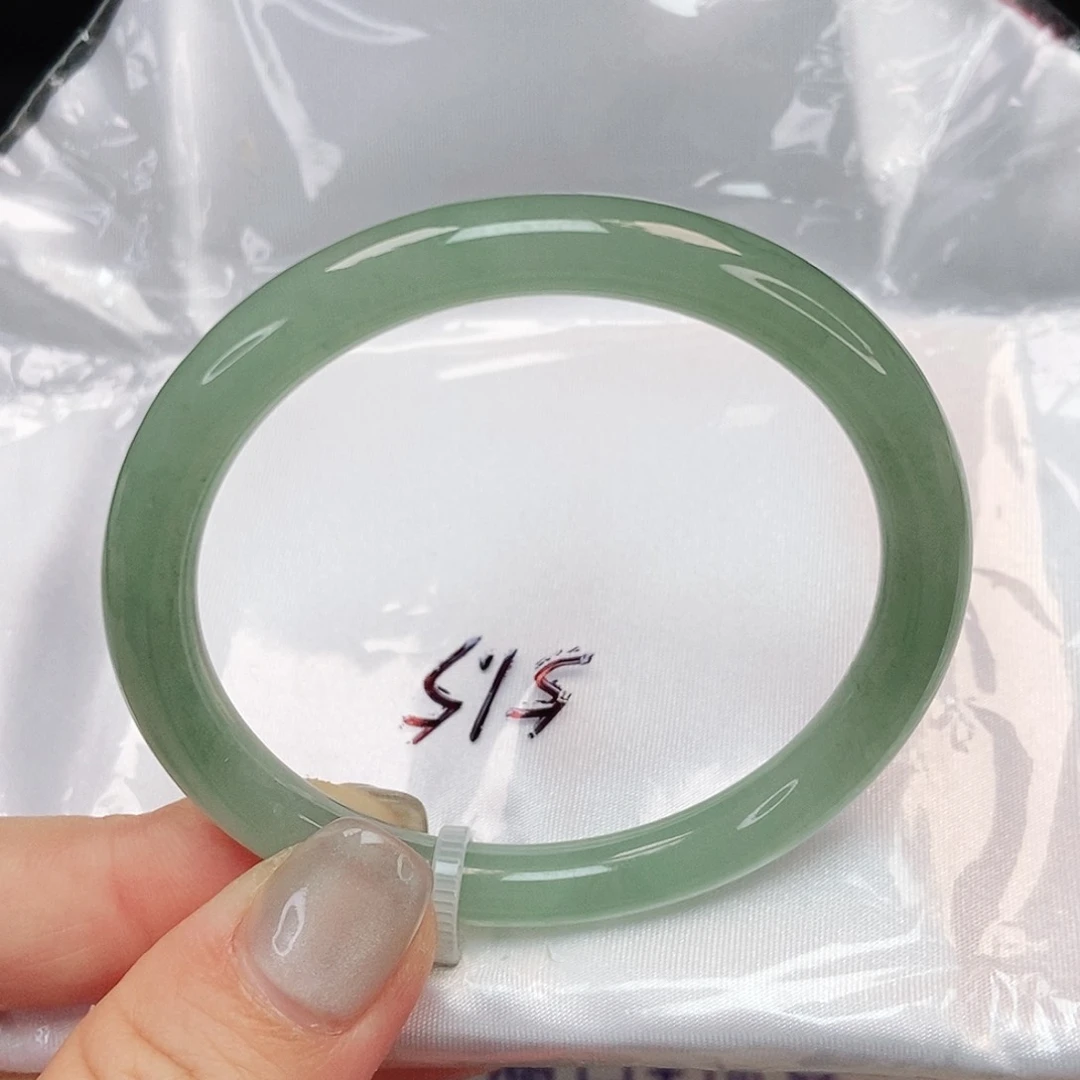 翡翠手镯未镶嵌湖水蓝美人条