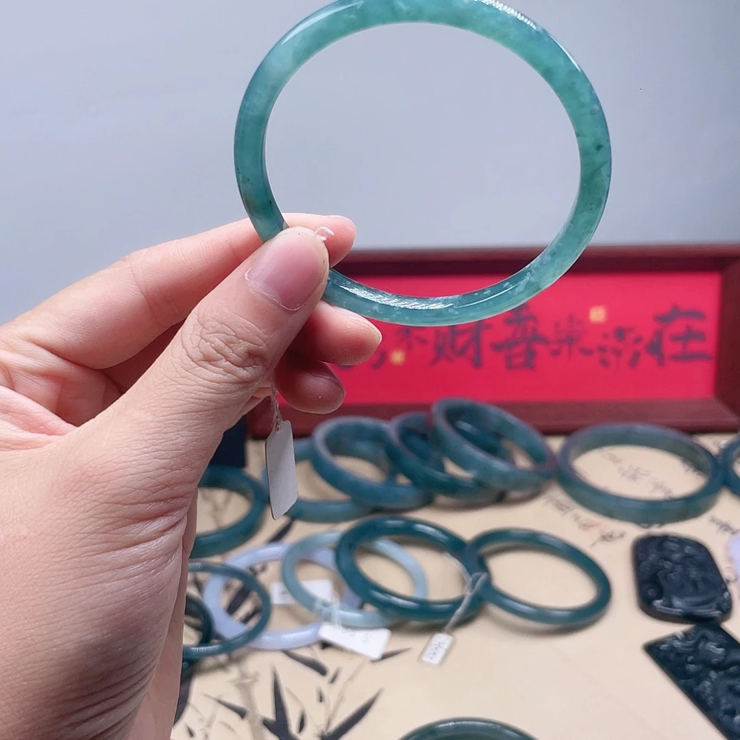 翡翠手镯未镶嵌翡翠手镯