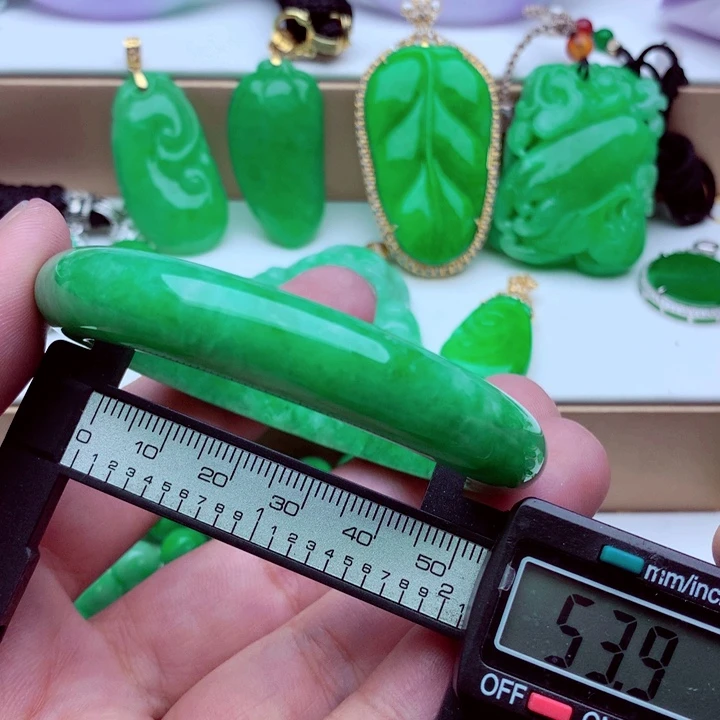 翡翠未镶嵌手镯…．