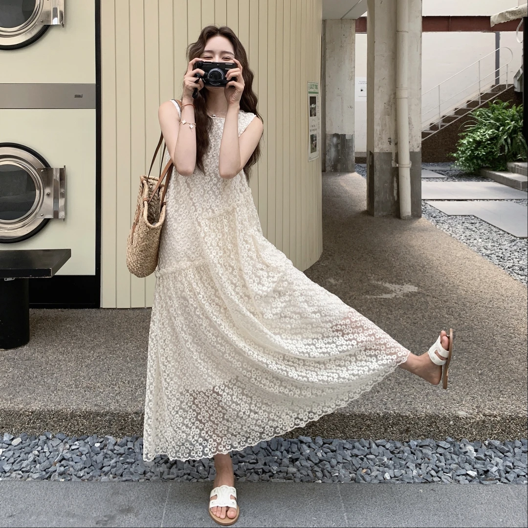 刺绣小花连衣裙女2025夏季新款显瘦气质时尚法式中长款温柔长裙子