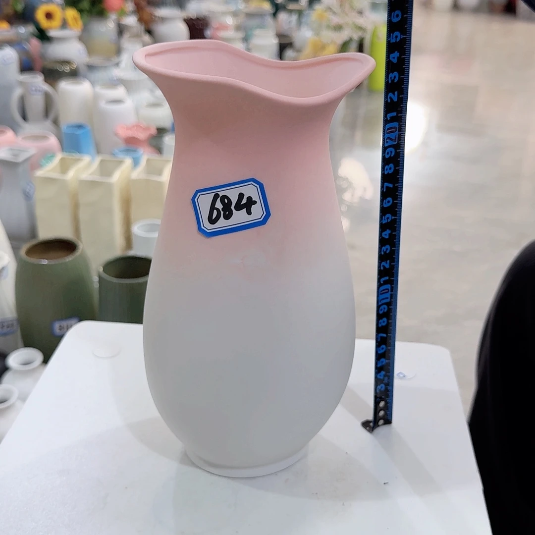 684号粉白磨砂高24厘米微瑕一个