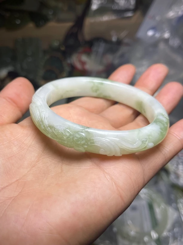 天然玉石手工雕刻年年有余混血儿手镯新品59-60口就一个富贵吉祥