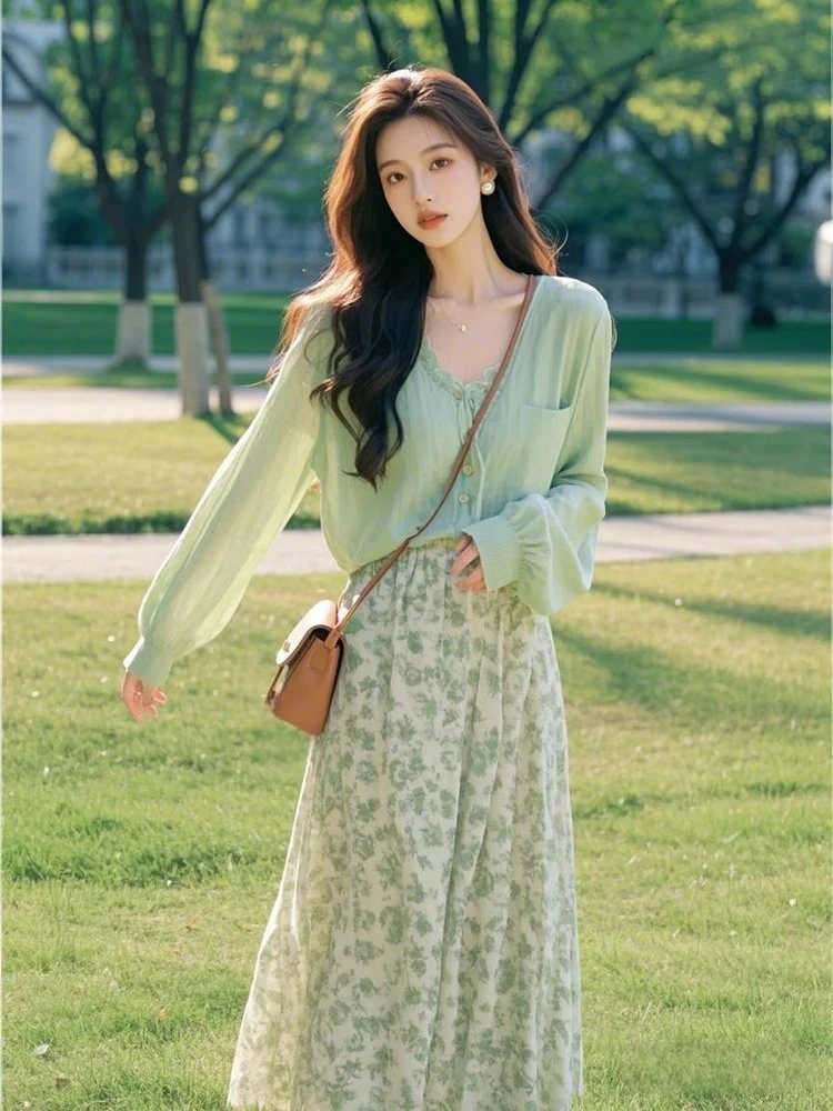 桔梗法式减龄一整套穿搭2025开春新款绿色v领上衣碎花半裙两件套
