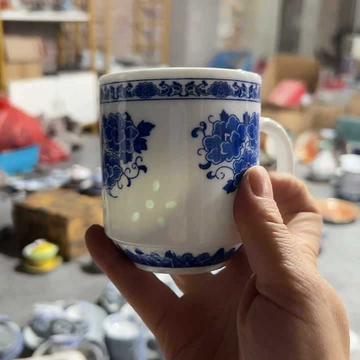 青花玲珑牡丹小办公杯，微瑕