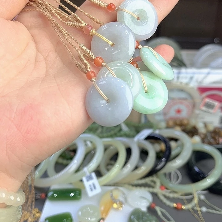 翡翠未镶嵌颈饰平安扣