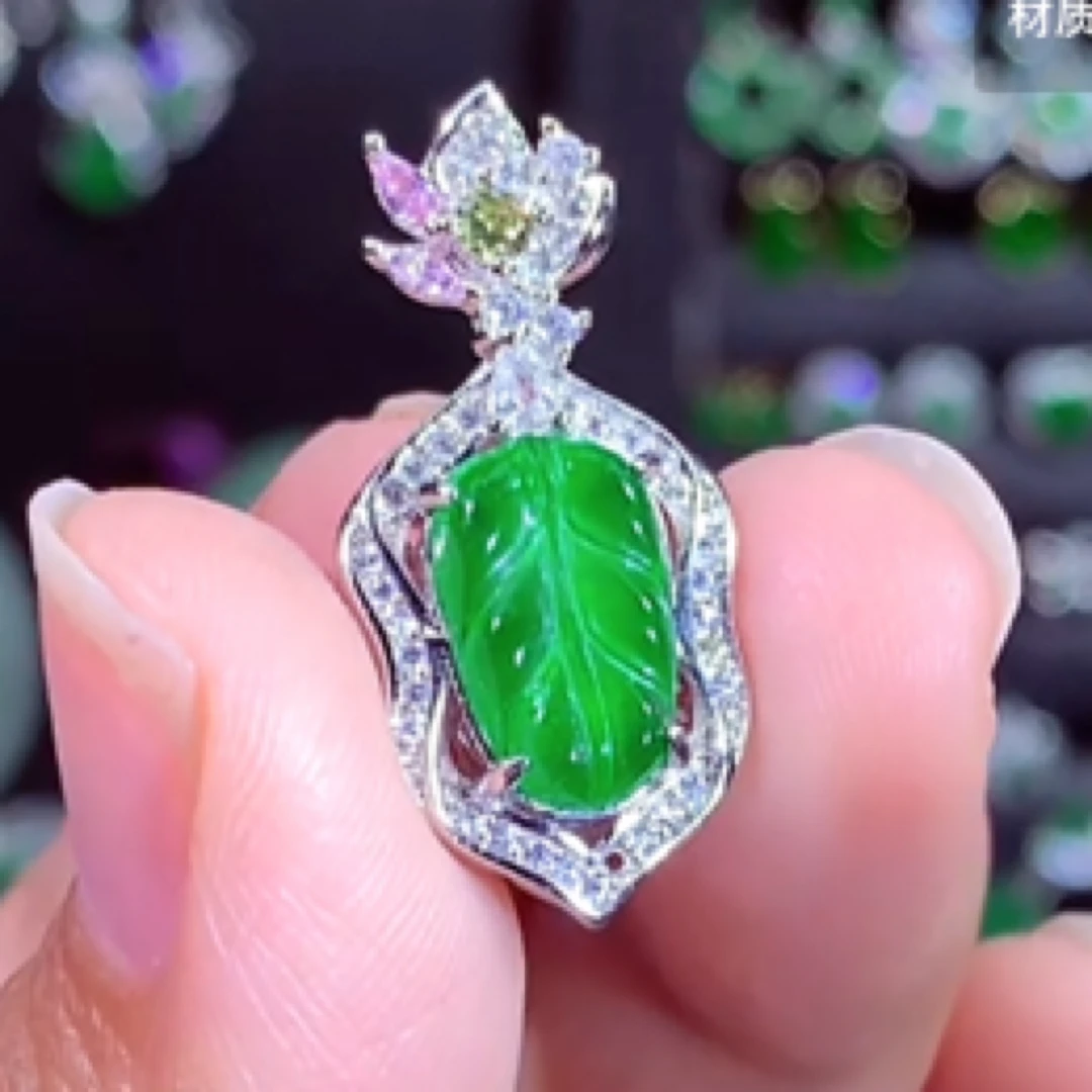天然A货翡翠绿色叶子吊坠