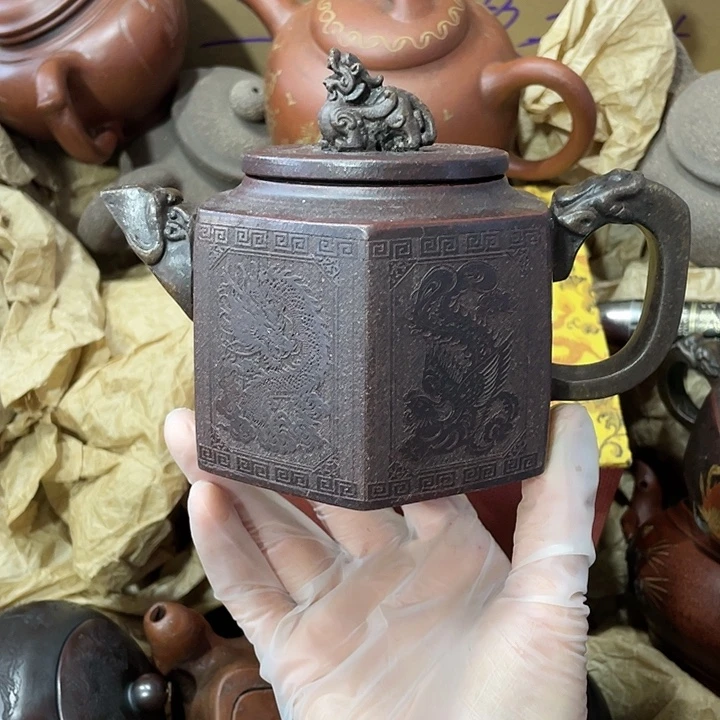 紫砂茶壶原矿泥料，手工制作一把紫砂壶。