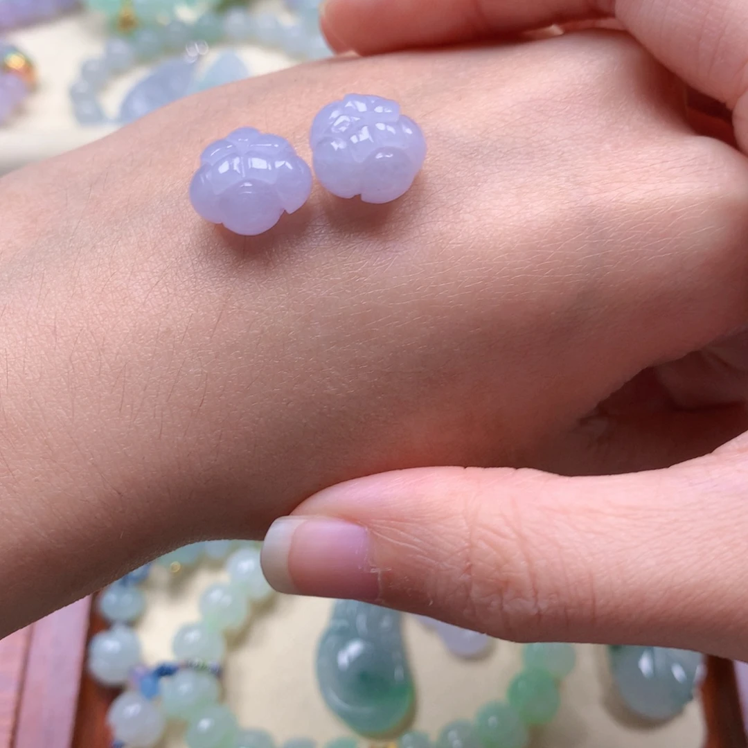 小****翡翠未镶嵌颈饰是