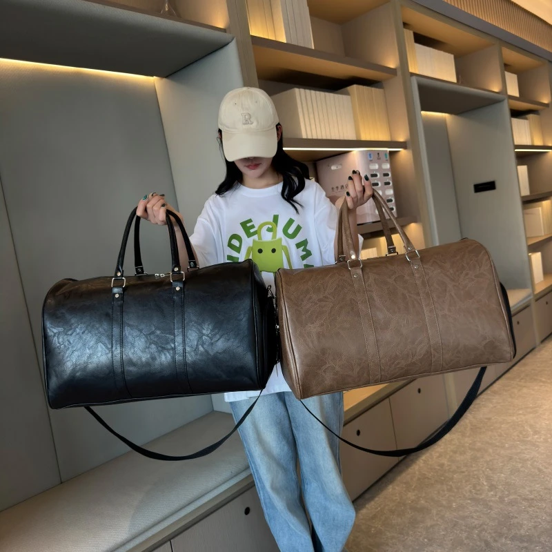 健身运动包女行李旅行包亮面单肩斜挎手提训练包女圆筒PU皮瑜伽包