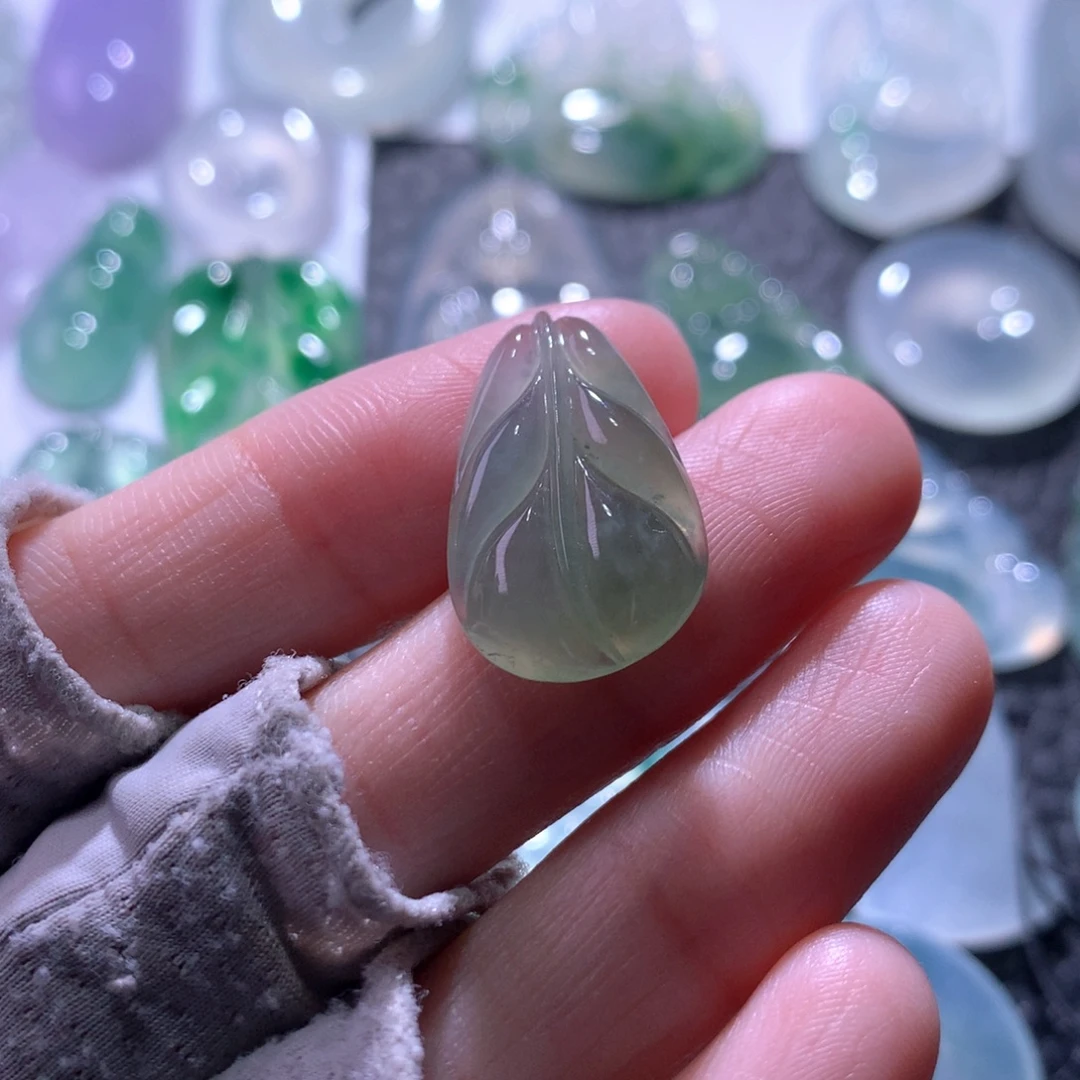 翡翠未镶嵌颈饰叶子