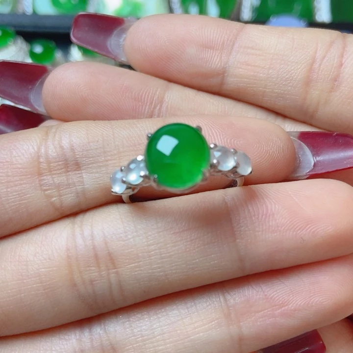 翡翠颈饰18K金镶嵌18。