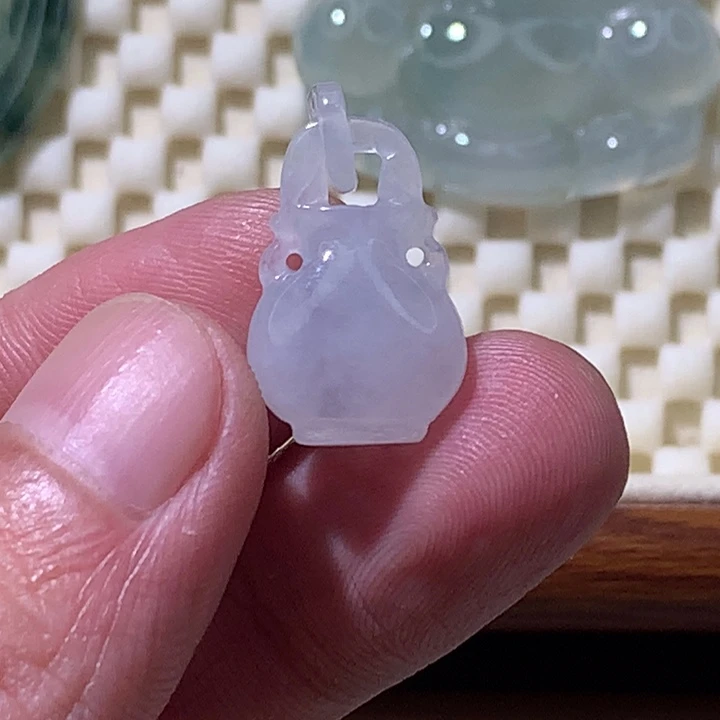 翡翠未镶嵌颈饰宝瓶