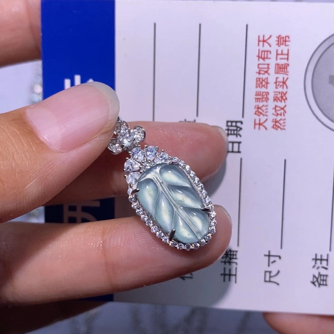 布***鲁颈饰银S925镶嵌翡翠
