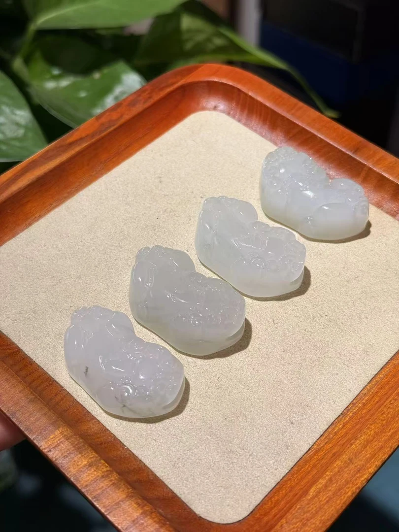 天山翠貔貅-石英质玉吊坠-多样性发货拍一发一