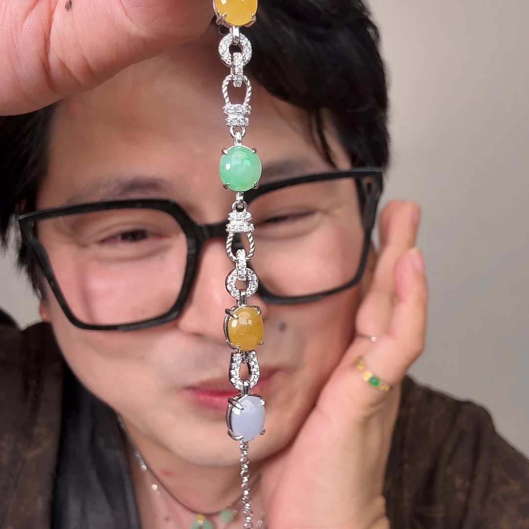 翡翠未镶嵌颈饰一件