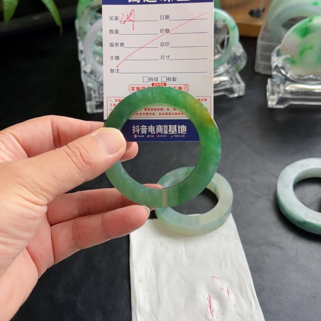 这***这未镶嵌天然翡翠手镯定制翡翠
