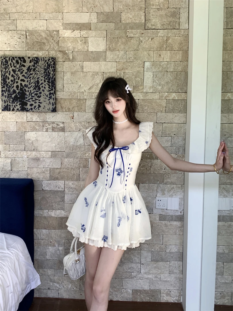 越韩小鱼 夏晚的风 蓝色刺绣碎花连衣裙夏季法式气质显瘦公主短裙