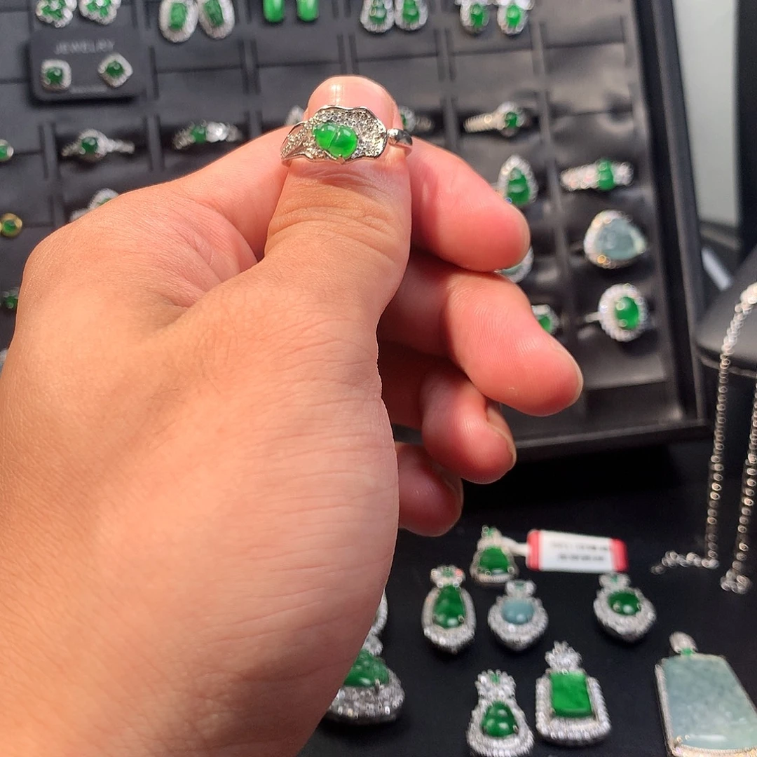 翡翠未镶嵌戒指戒指