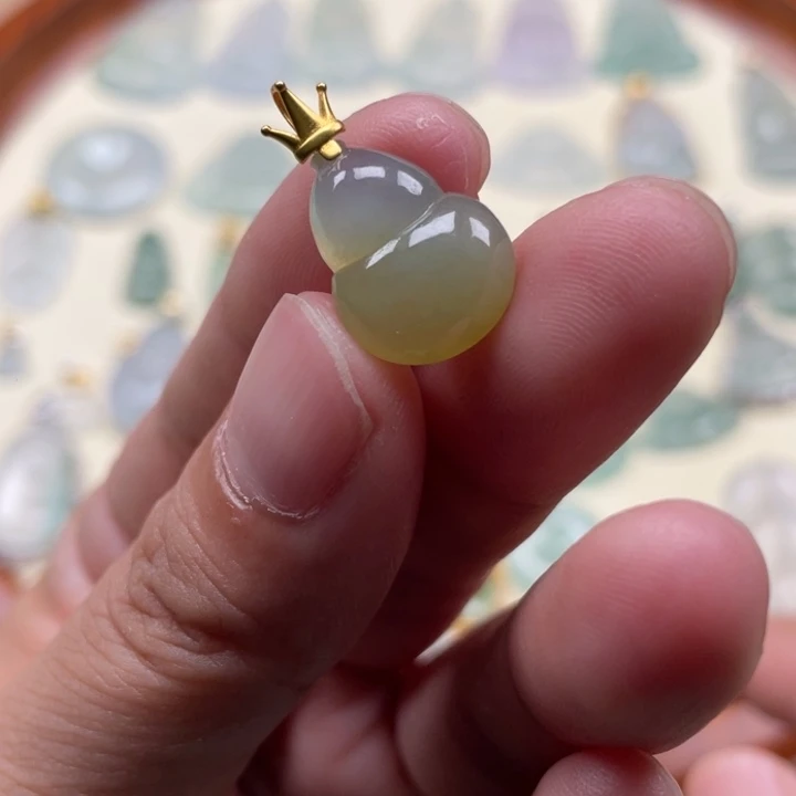 翡翠18K金镶嵌颈饰葫芦