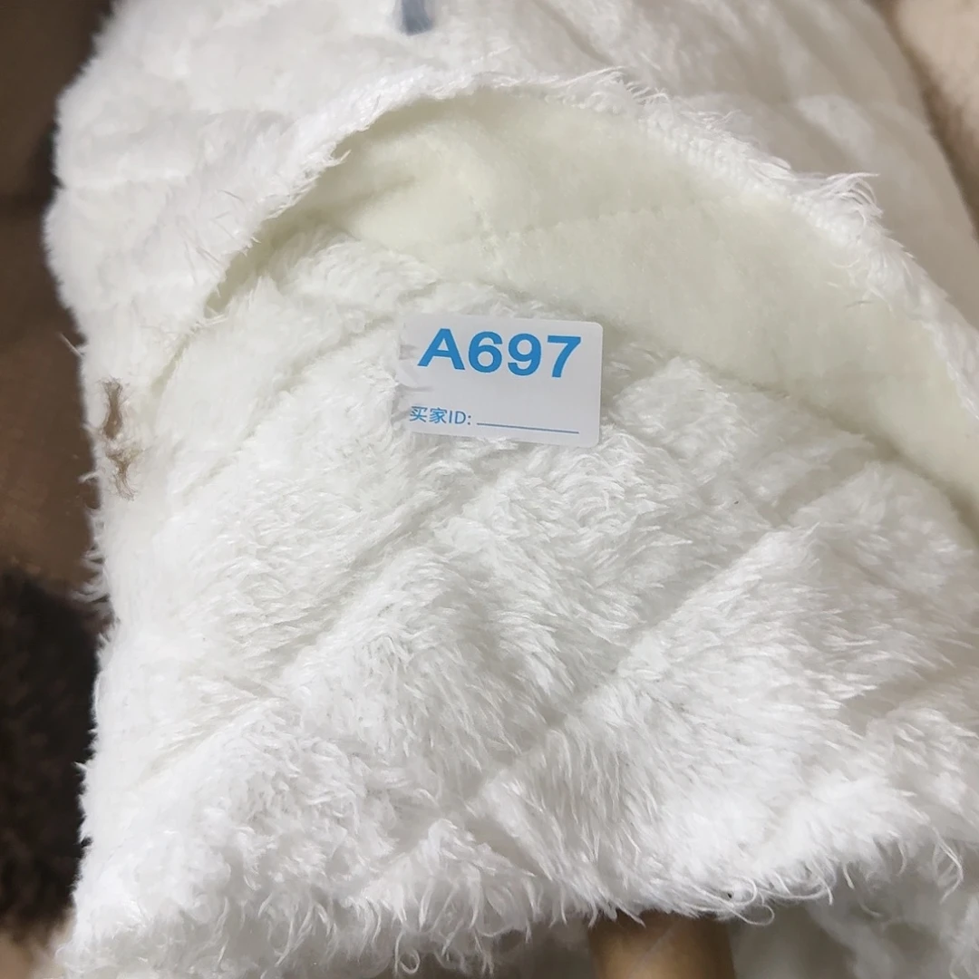 奶白色法兰绒加棉菱格16元2米697