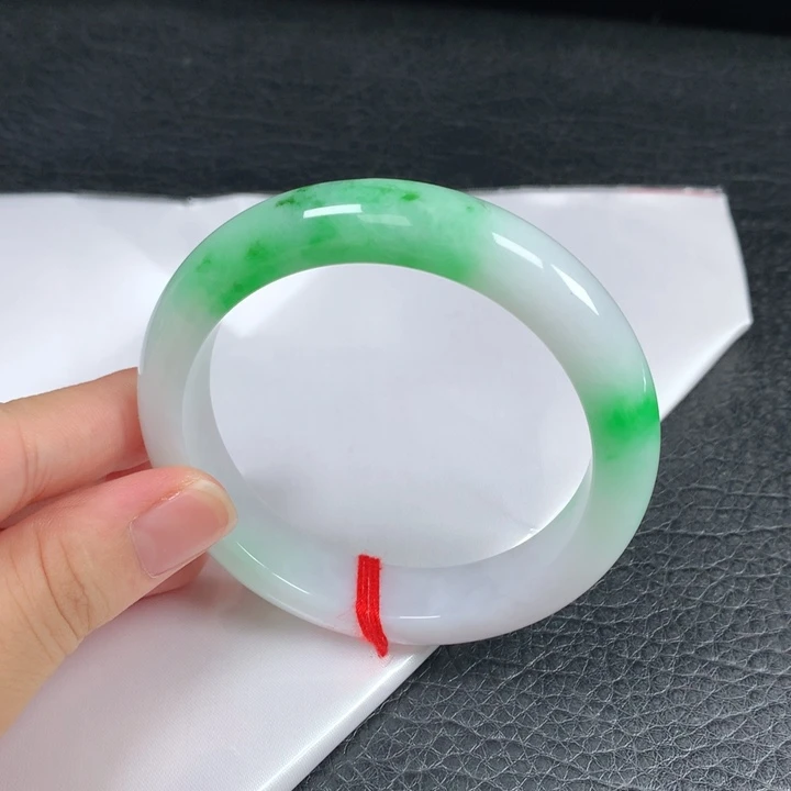 翡翠未镶嵌手镯。。