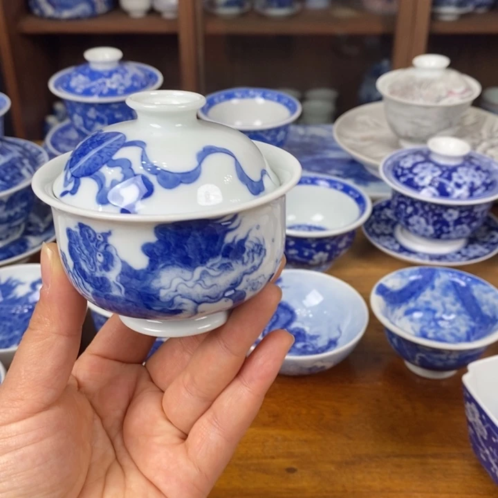 青花手绘狮子盖碗