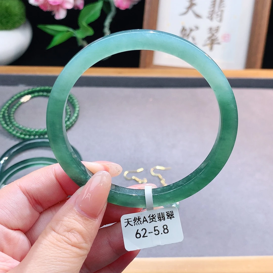 未镶嵌手镯（圆镯）翡翠