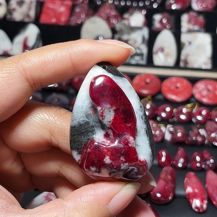 天然辰砂原石晶体吊坠