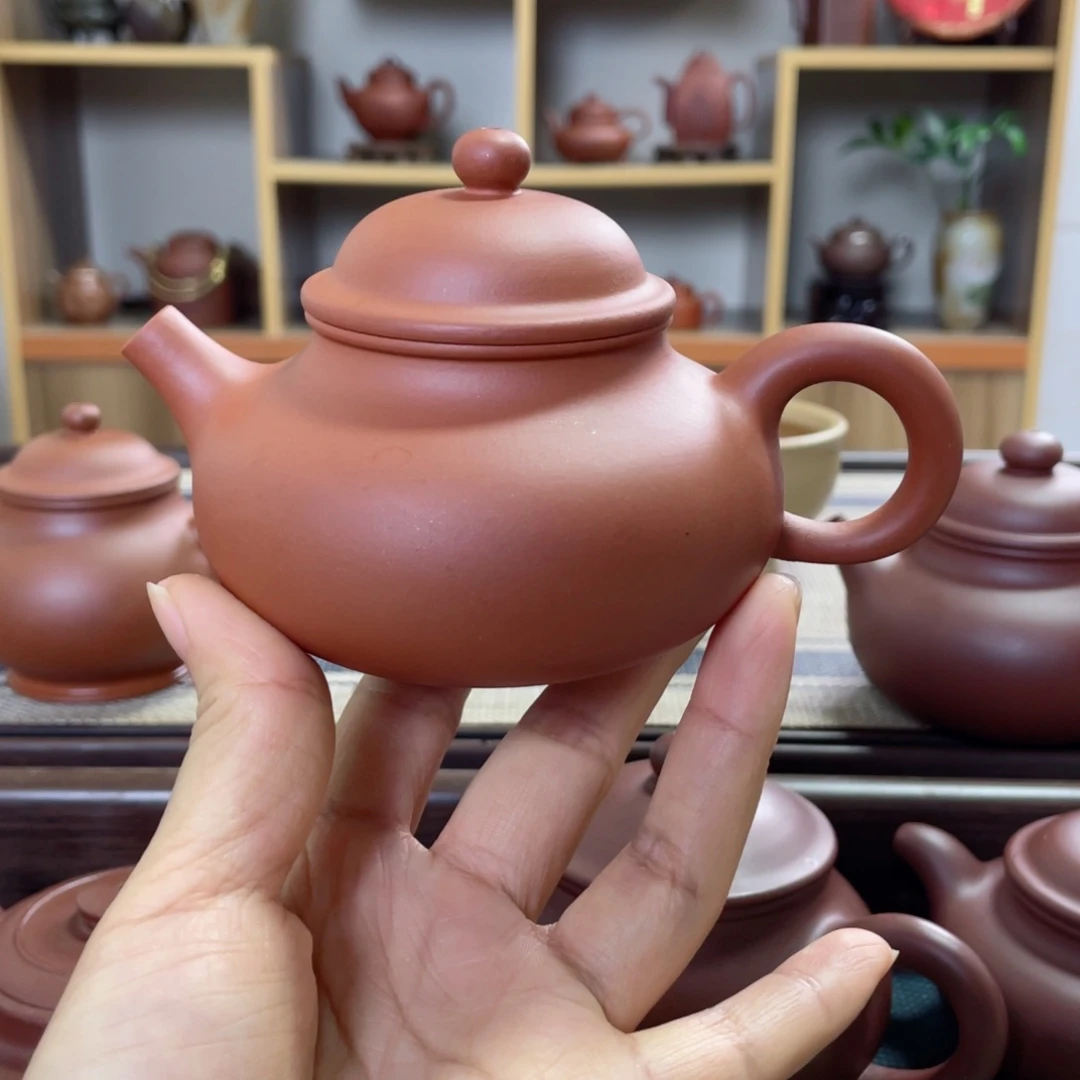 紫砂茶壶容天。