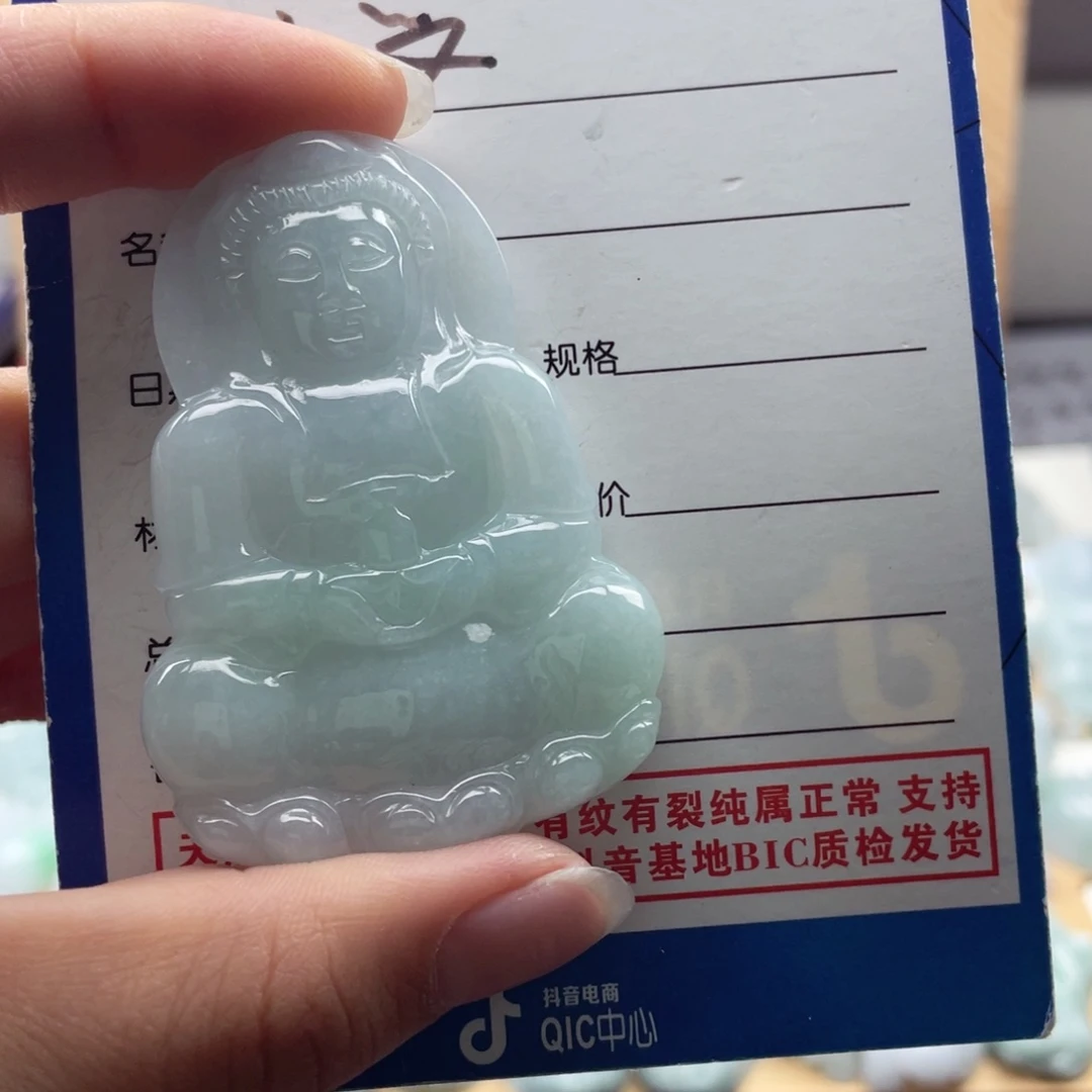 颈饰未镶嵌翡翠小**?