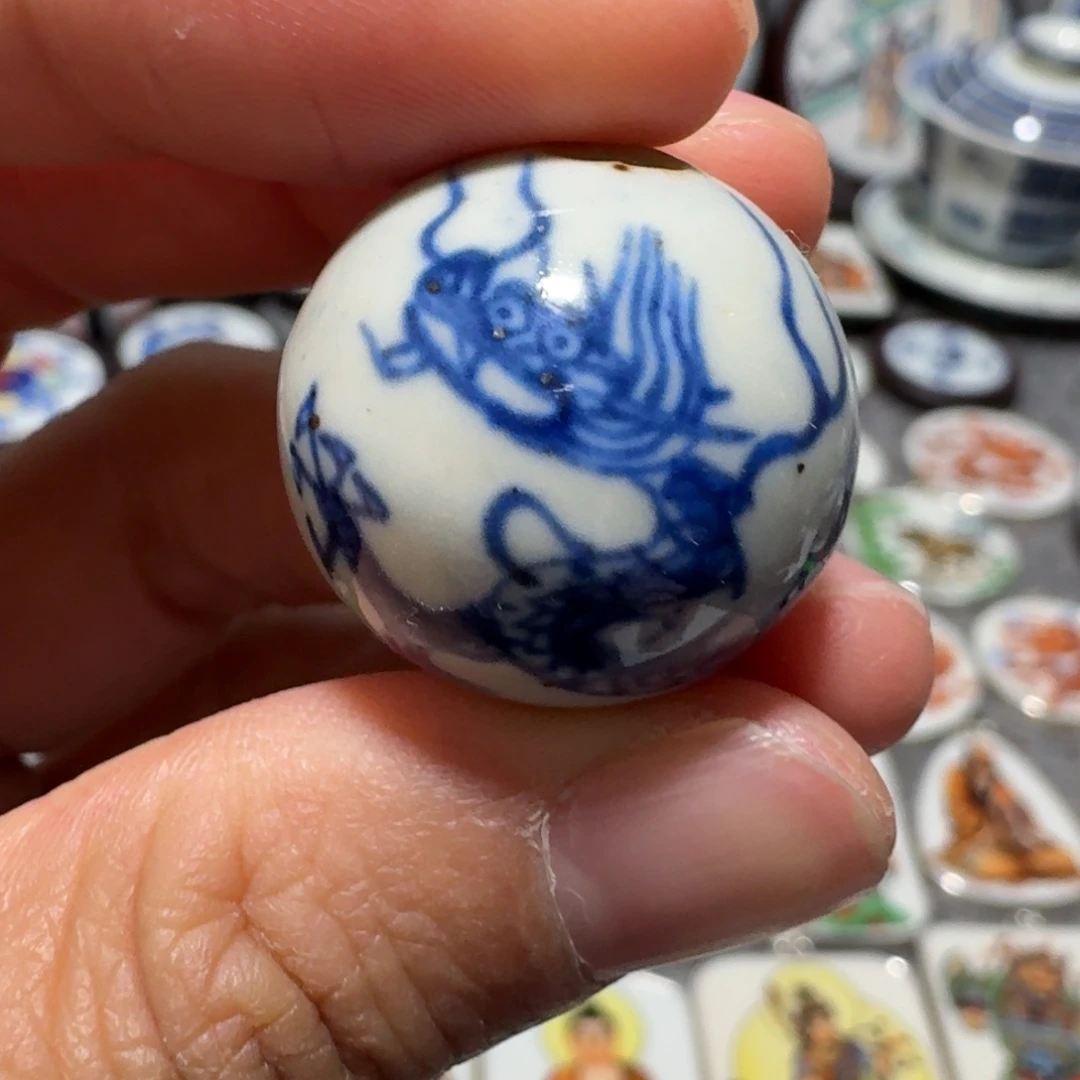 瓷片青花龙珠一个