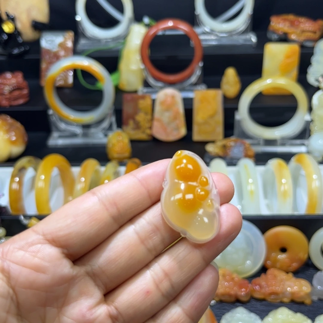 石英质玉（黄龙玉）未镶嵌颈饰