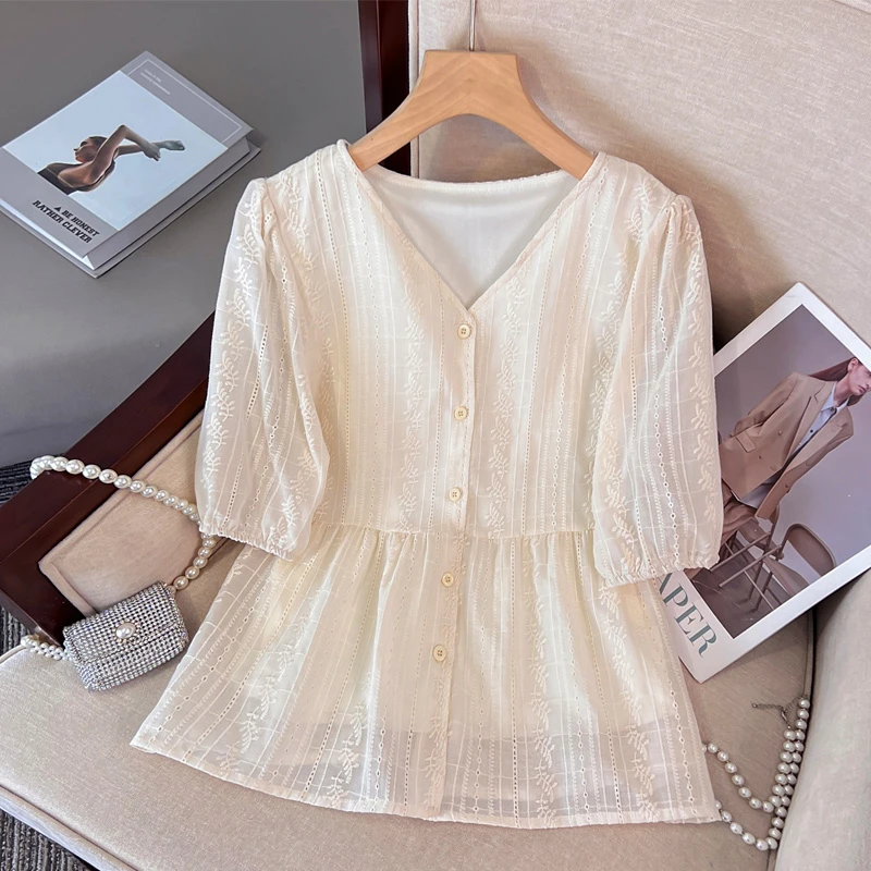 季念绣花2025夏季上衣短袖设计感气质收腰法式遮肚休闲百搭线衫