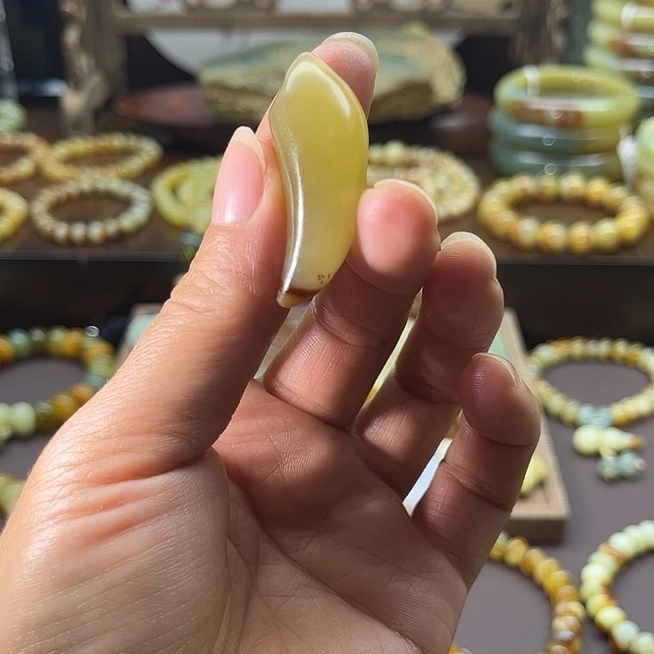 蛇纹石玉未镶嵌颈饰狼牙微瑕