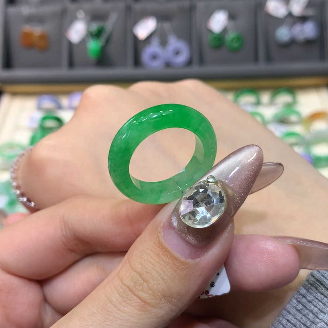 翡翠戒指未镶嵌满阳绿